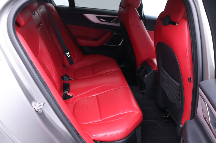 Jaguar XE 2,0 P300 221kW R-Dynamic DPH