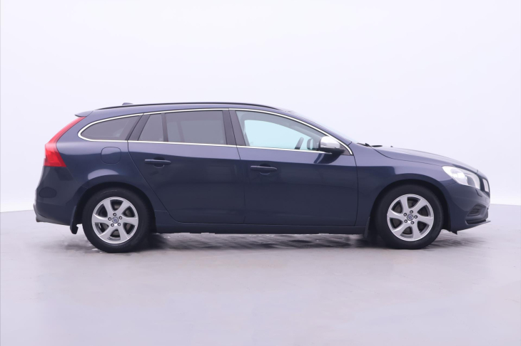 Volvo V60 2,4 D4 V5 120kW AWD R-design
