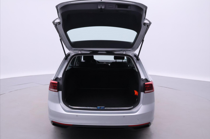 Volkswagen Passat 1,6 TDI DSG Virtual 1.Maj. DPH