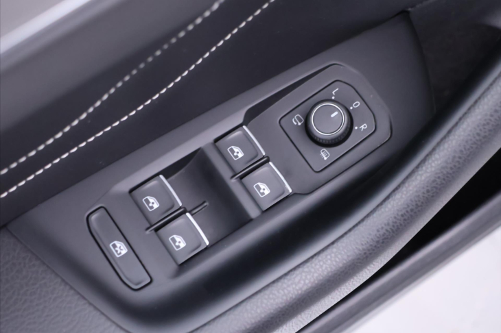 Volkswagen Passat 2.0 TDI DSG R-LINE Matrix