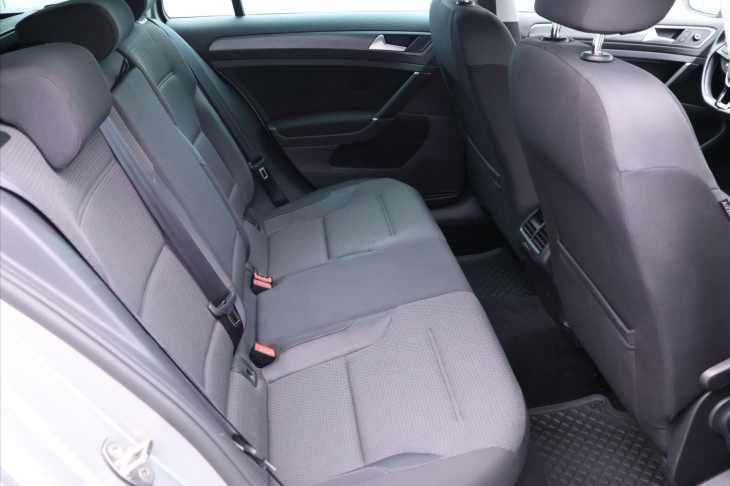 Volkswagen Golf 1,6 TDI LED DPH 1.Maj.