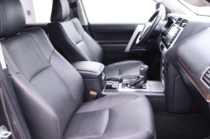 Toyota Land Cruiser 2,8 D-4D 150kW Aut. Invincible