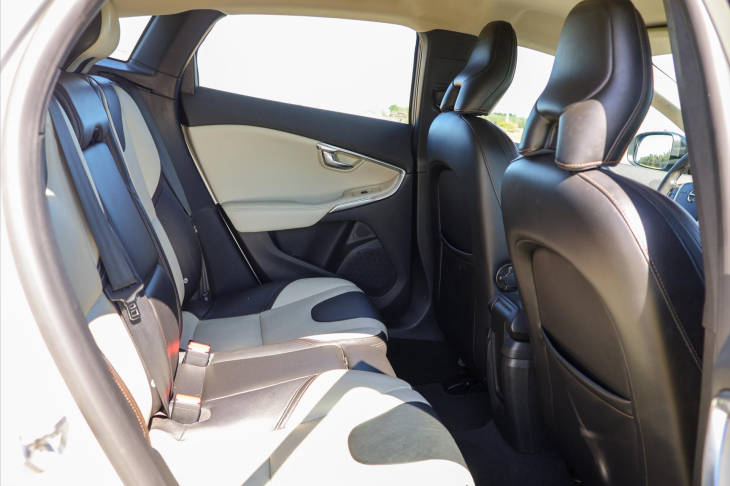 Volvo V40 2,0 D2 Aut. Cross Country 1Maj