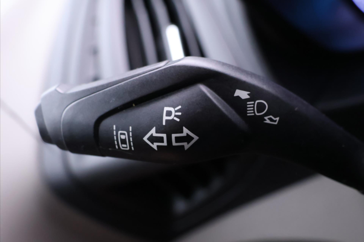 Ford Tourneo Connect 1,5 TDCI Titanium Tažné CZ