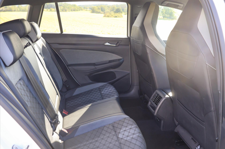 Volkswagen Golf 2,0 TDI R-line DSG Matrix DPH