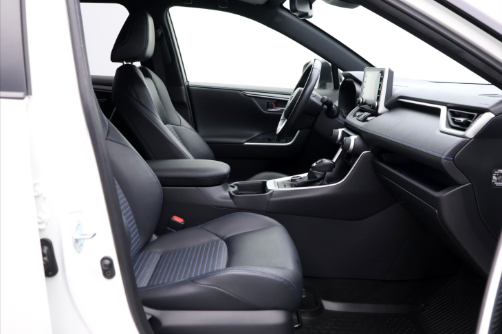 Toyota RAV4 2,5 e-CVT 131kW Selection 4WD CZ