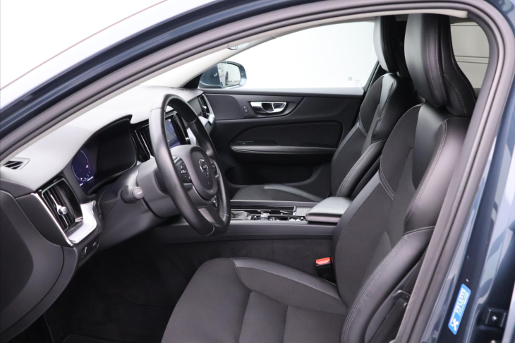 Volvo V60 2,0 D4 Aut. Momentum 1.Maj.