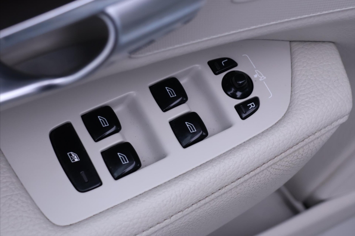 Volvo V90 2,0 D4 AWD Aut CZ Momentum DPH