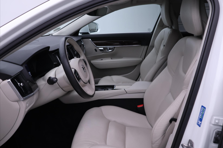 Volvo V90 2,0 D4 AWD Aut CZ Momentum DPH