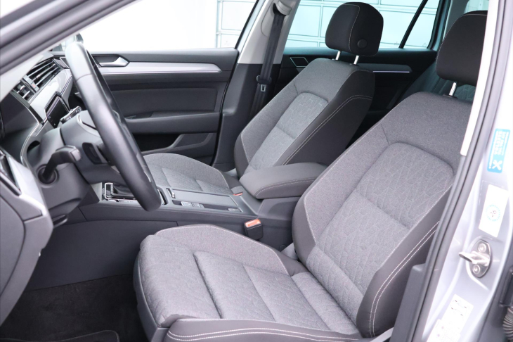 Volkswagen Passat 2,0 TDI DSG IQ Light 1.Maj DPH