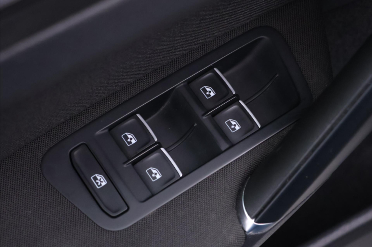 Volkswagen Golf 1,5 TGI 96kW Highline DSG CZ DPH