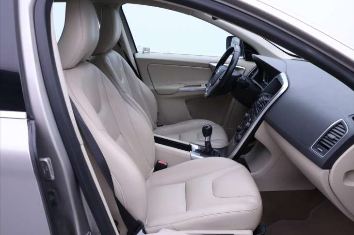 Volvo XC60 2,0 D3 100kW Summum Serv.Kniha