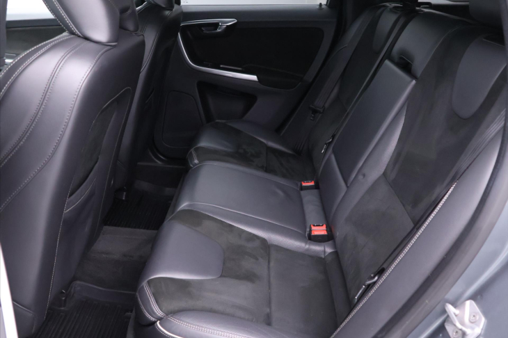 Volvo XC60 2,4 D5 AWD R-Design Serv.Kniha