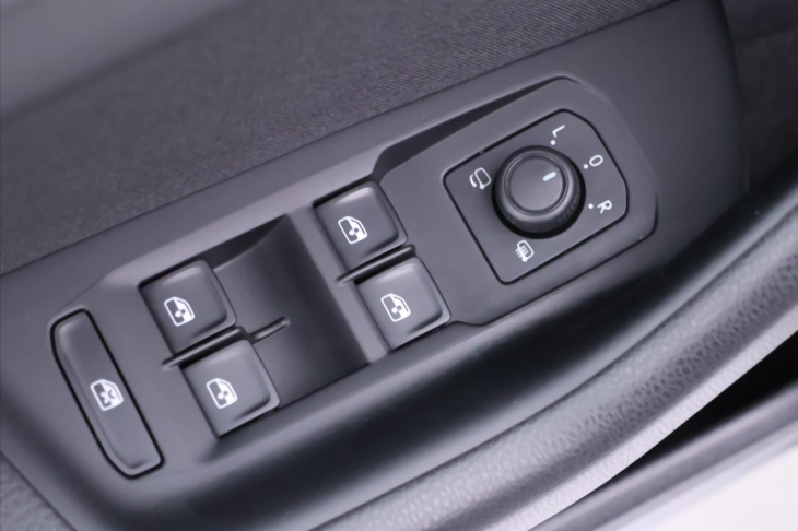 Volkswagen Passat 1,6 TDI DSG Virtual 1.Maj. DPH