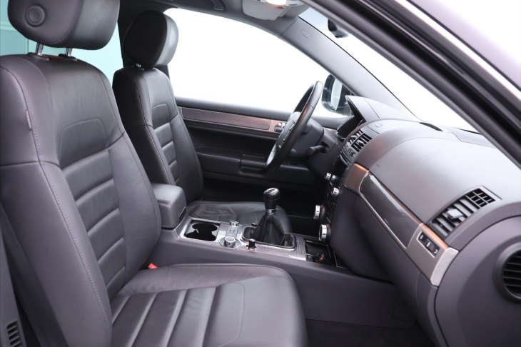 Volkswagen Touareg 3,0 TDi 176kW CZ 4M Serv.kniha