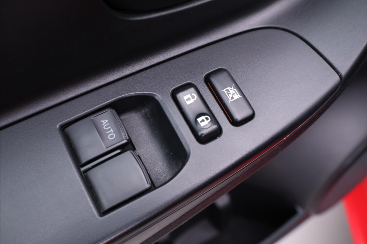 Toyota Yaris 1,0 VVT-i 51kW Entry Serv. kniha