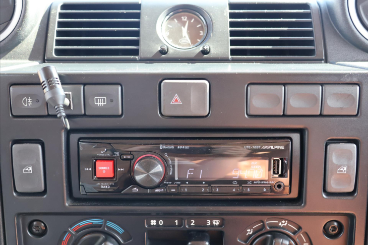 Land Rover Defender 2,4 TD4 7-Míst Kůže A/C 4x4