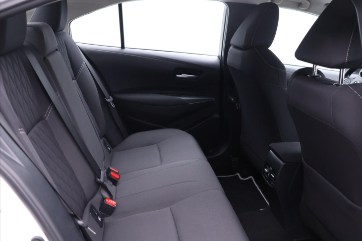 Toyota Corolla 1,8 HB Active Aut. DPH CZ 1.Maj.