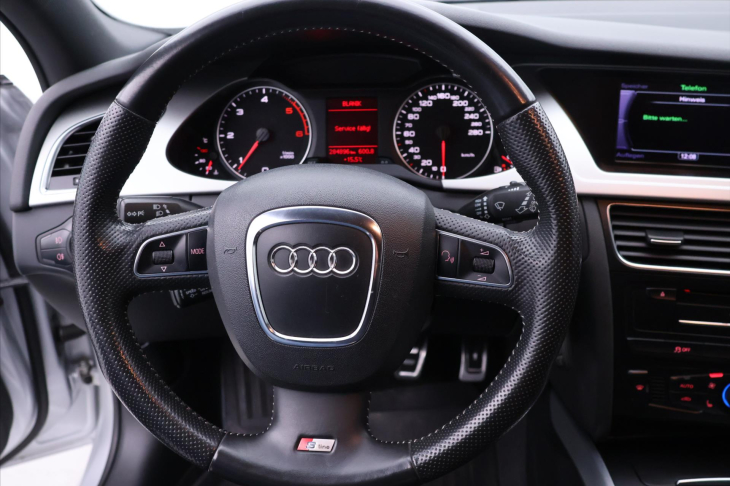 Audi A4 2,0 TDI 105kW S-line Navi Xenon