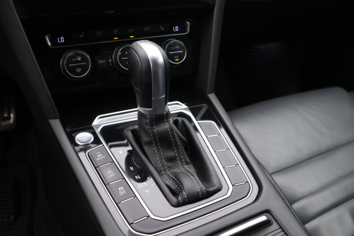 Volkswagen Passat 2,0 TDI 140kW DSG R-line CZ