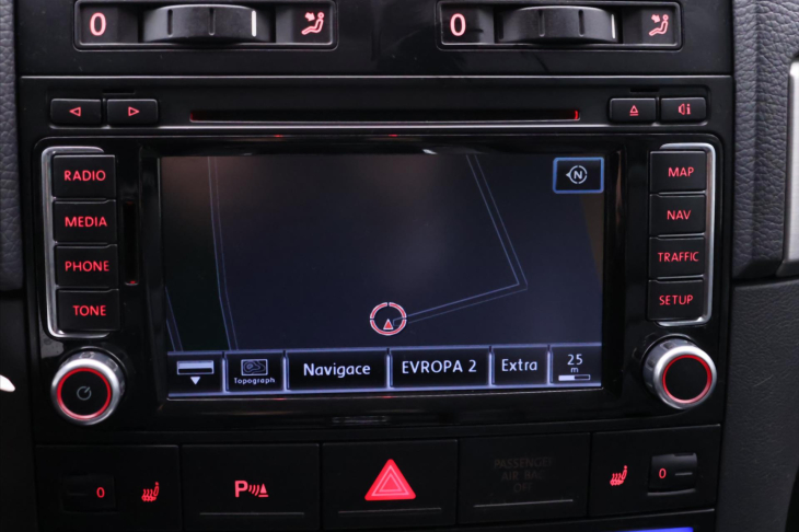 Volkswagen Touareg 3,0 TDi 176kW CZ 4M Serv.kniha