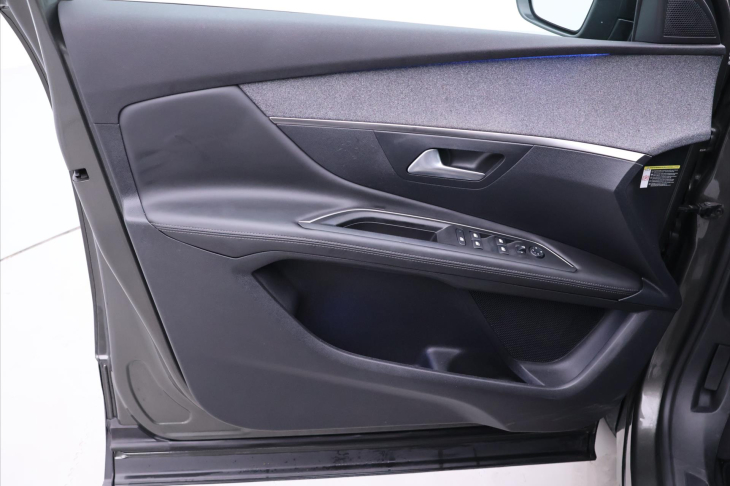 Peugeot 3008 1,2 PT 96kW Allure Pano 1.Maj