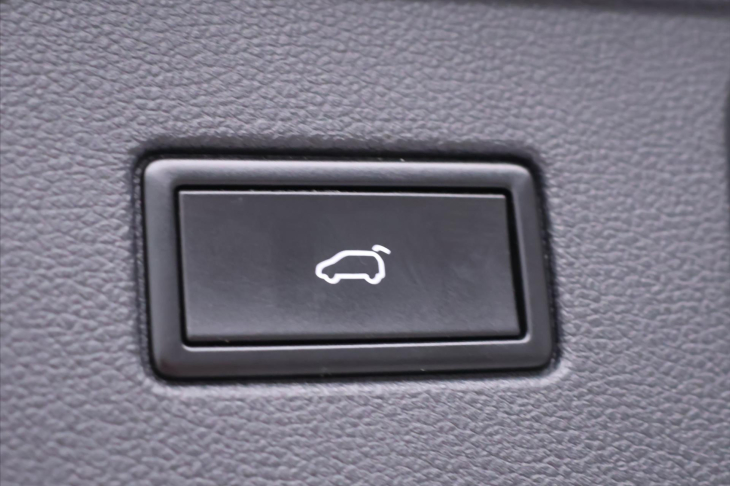 Volkswagen Touran 1,8 TSI DSG R-line LED Panorama