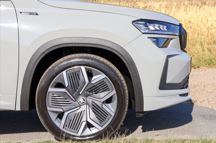 Škoda Kodiaq 2,0 TDI DSG 4x4 Sportline 7-Míst