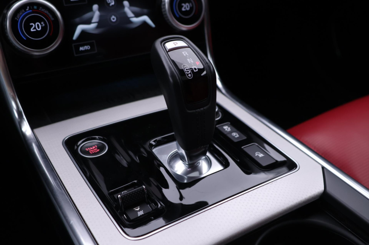 Jaguar XE 2,0 P300 221kW R-Dynamic DPH