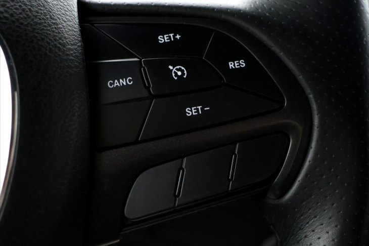 Dodge Challenger 5,7 V8 HEMI 277KW Aut.klima