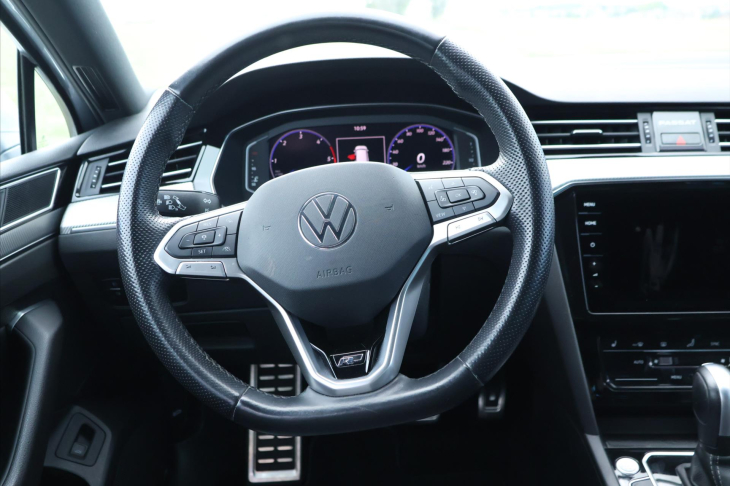 Volkswagen Passat 2,0 TDI DSG R-LINE Matrix