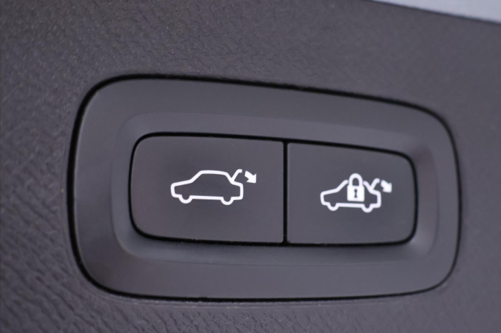 Volvo XC90 2,0 D5 Aut. AWD CZ R-Design