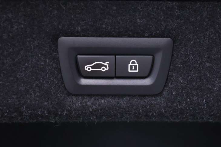 BMW M5 4,4 V8 441kW xDrive Individual DPH CZ