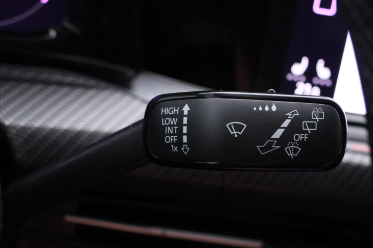 Volkswagen Golf 2,0 TDI R-line DSG Virtual DPH