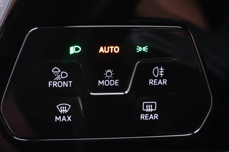 Volkswagen Golf 1,5 eTSI 110kW DSG R-Line LED