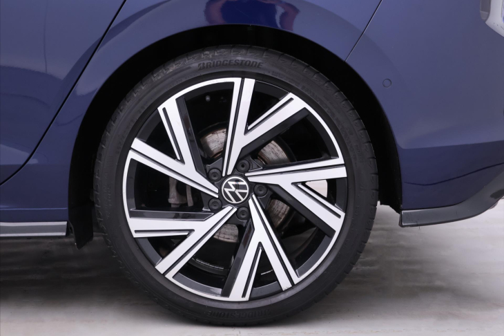 Volkswagen Golf 1,5 eTSI 110kW DSG R-Line LED