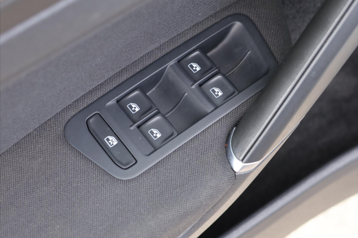 Volkswagen Golf 2.0 TDI 110kW DSG LED Join Tažné