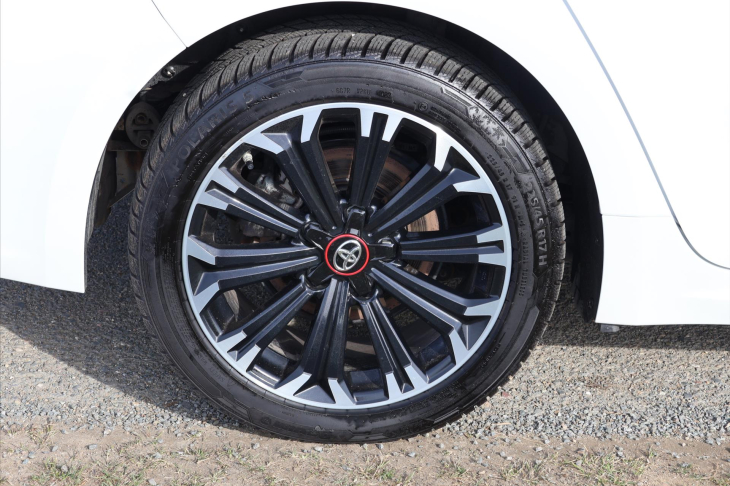 Toyota Corolla 1,8 Hybrid e-CVT 1.Maj DPH GR