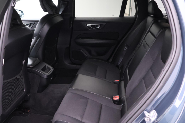 Volvo V60 2,0 D4 Aut. Momentum 1.Maj.