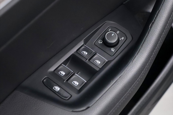 Volkswagen Passat 1,6 TDI Highline Tažné Panorama