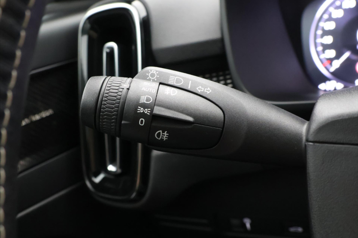 Volvo XC40 2,0 T4 Drive-E 140kW CZ R-Design