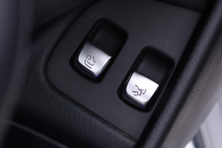 Mercedes-Benz Třídy E 2,0 220d 143kW 4Matic Aut. LED