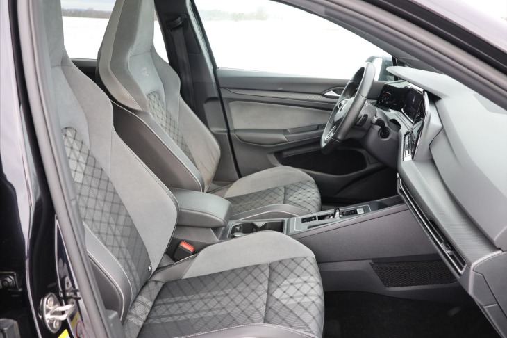 Volkswagen Golf 2,0 TDI DSG R-line Virtual DPH