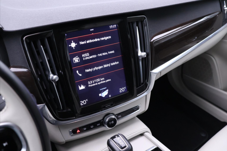 Volvo V90 2,0 D4 AWD Aut CZ Momentum DPH