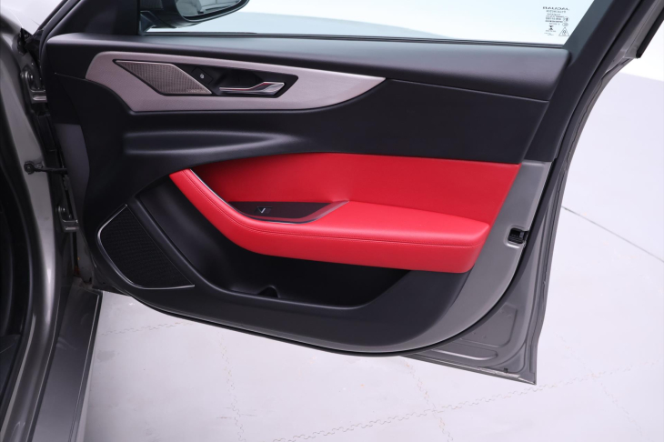 Jaguar XE 2,0 P300 221kW R-Dynamic DPH