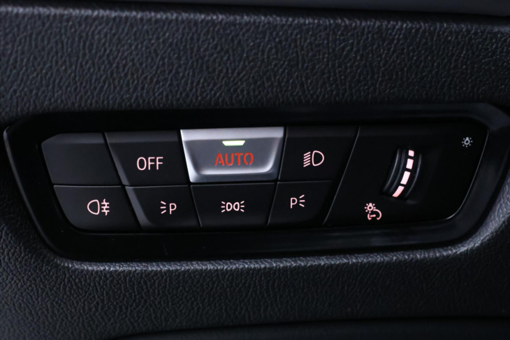 BMW Řada 3 2,0 320d 140kW xDrive CZ
