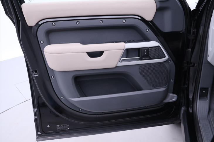 Land Rover Defender 2,0 D240 177kW Aut. AWD Tažné