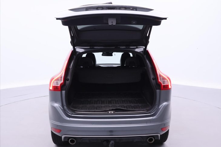 Volvo XC60 2,4 D5 AWD R-Design Serv.Kniha