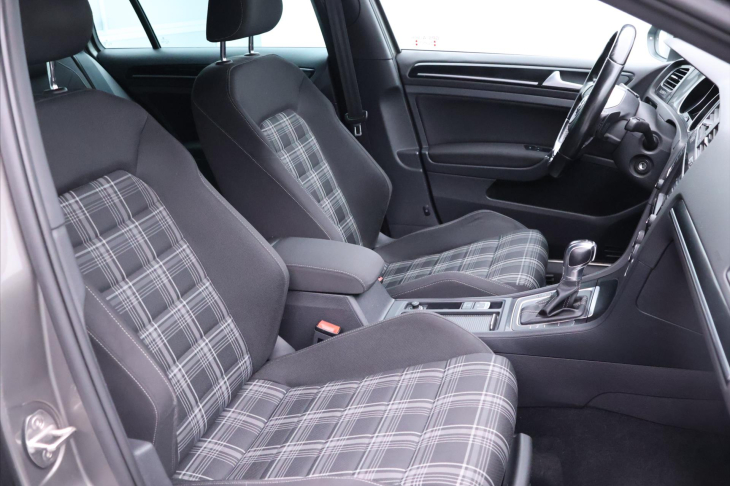 Volkswagen Golf 2,0 TDI 135kW DSG Serv.kniha