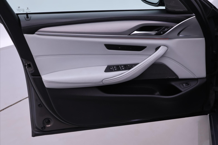 BMW M5 4,4 V8 441kW xDrive Individual DPH CZ